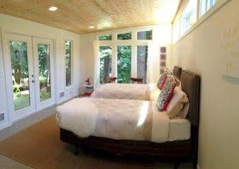 Nectar Yoga B&B On Bowen Island 호스슈 베이 외부 사진